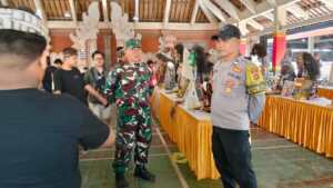 Merawat Tradisi, Menyalakan Kreativitas: Babinsa Bedulu Hadir di Kala Wangun Festival
