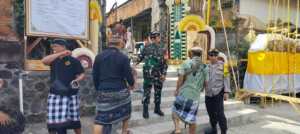 Tak Hanya Jaga Adat, Babinsa Melinggih Turut Amankan Aktivitas Warga di Jalan Raya