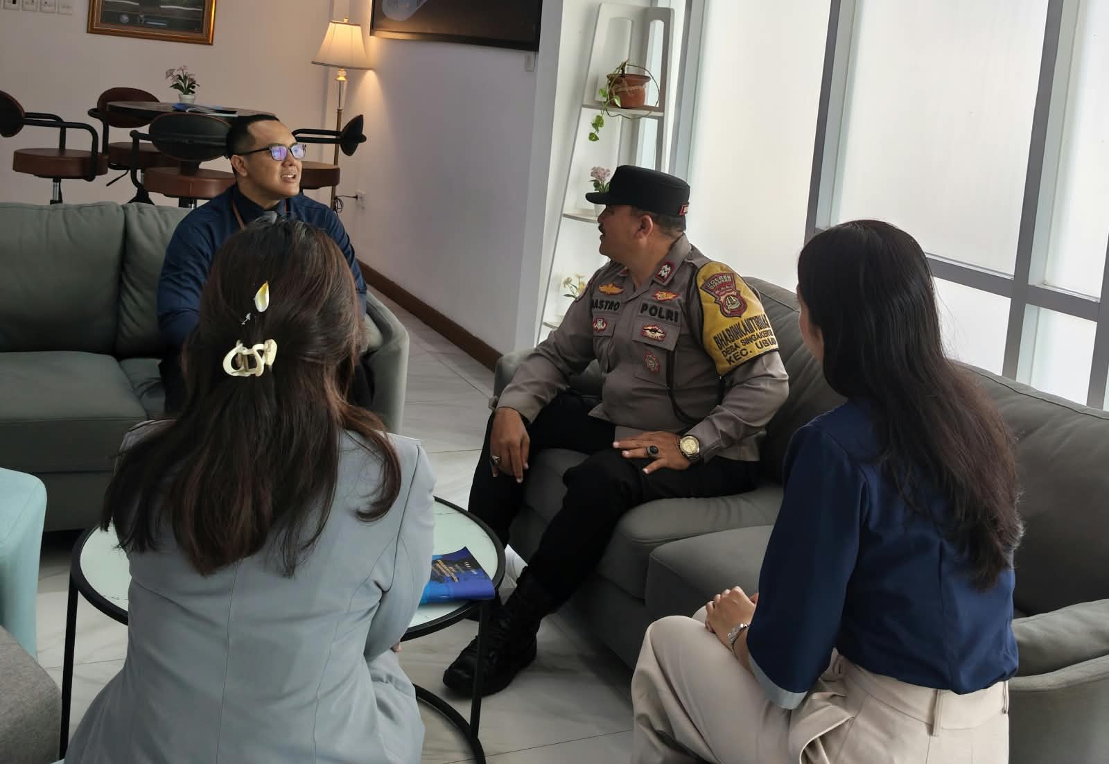 Bhabinkamtibmas Desa Singakerta Sambang ke Kampus Mediterranean