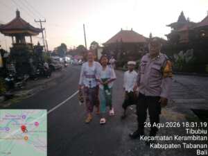 Berikan Pelayanan Prima, Bhabinkamtibmas Desa Tibubiu Bersama Pecalang Kawal Upacara Pujawali di Pura Puseh Lan Desa