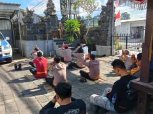Personel Polsek Baturiti Laksanakan Sembahyang Bersama Purnama Sasih Katiga