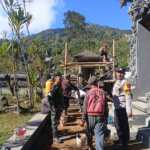 Halaman Pura Luhur Puncak Sari Wujud Kepedulian Terhadap Tempat Ibadah, Babinsa Sukasada Turun Langsung Gotong Royong Bersama Warga