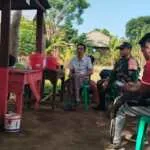 Lewat Komsos, Babinsa Koramil 1614-05/Pekat Tanamkan Semangat Gotong Royong di Tengah Warga