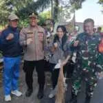 Jalan Banjar Taman Tanda Dibersihkan, Danramil Baturiti Dorong Warga Tertib Buang Sampah