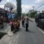 Jaga Keselamatan Anak Sekolah, Personel Polsek Bebandem Gelar Strong Point Siang