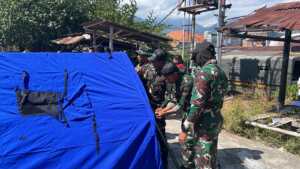Hadapi Gempa Susulan, Dandim Ende Kerahkan Personel Bangun Tenda untuk Jamin Pelayanan Kesehatan Tetap Berjalan