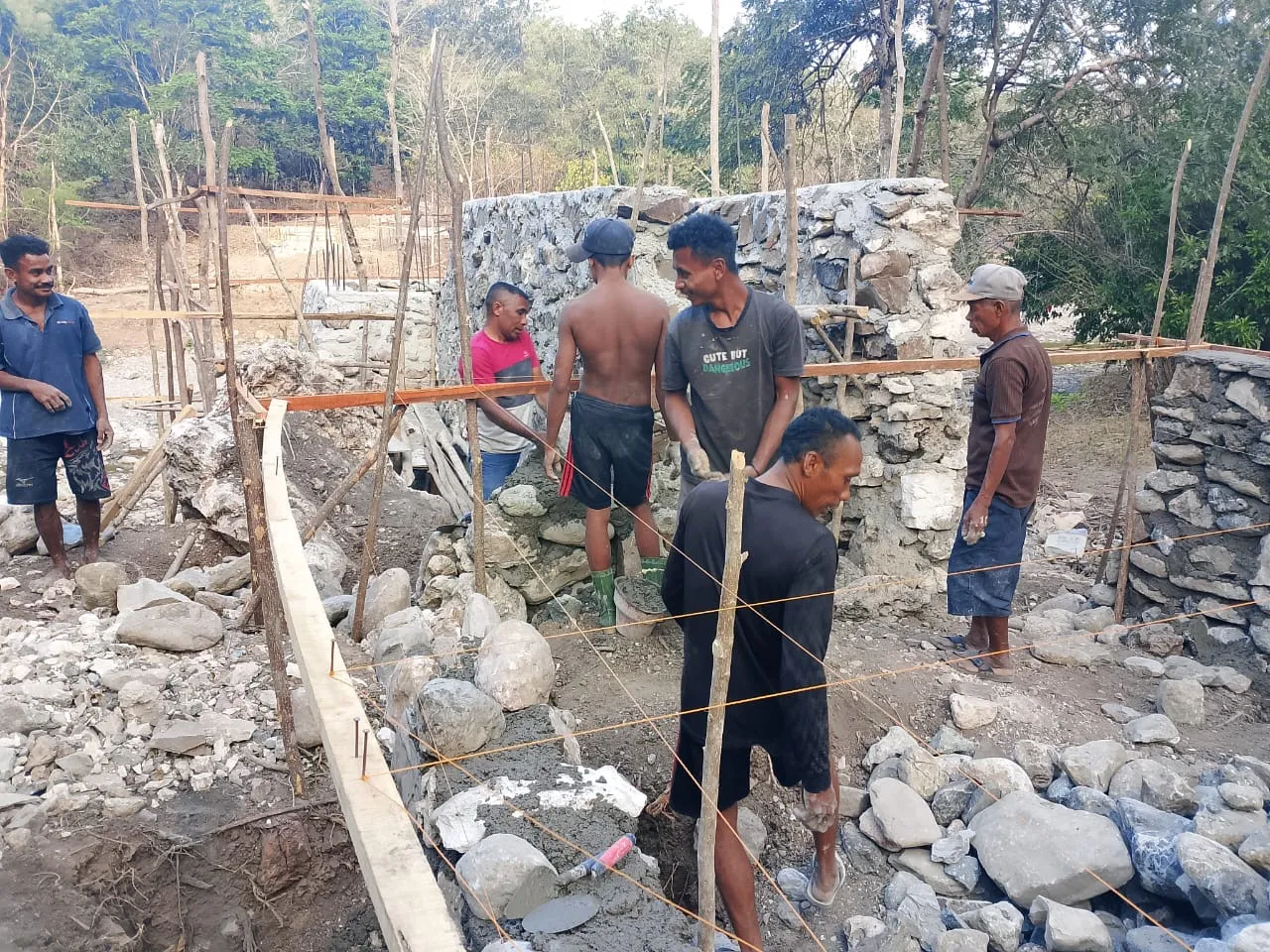 Pembangunan Jembatan Gantung Oemasi Capai Progres
