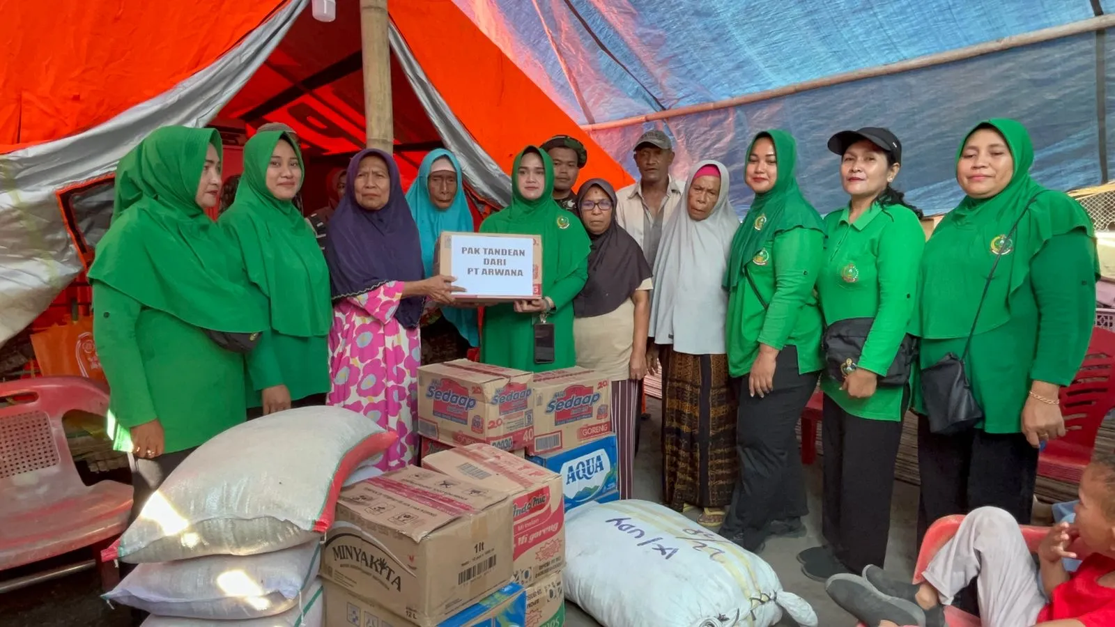 Peduli Warga Pascagempa, Ny. Dr. Henny Fitria Nugroho Susanto Bersama Persit Sambangi Masyarakat Arubara