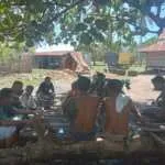 Babinsa Koramil 06/Karera Ajak Warga Desa Nggongi Bijak dalam Membuka Lahan