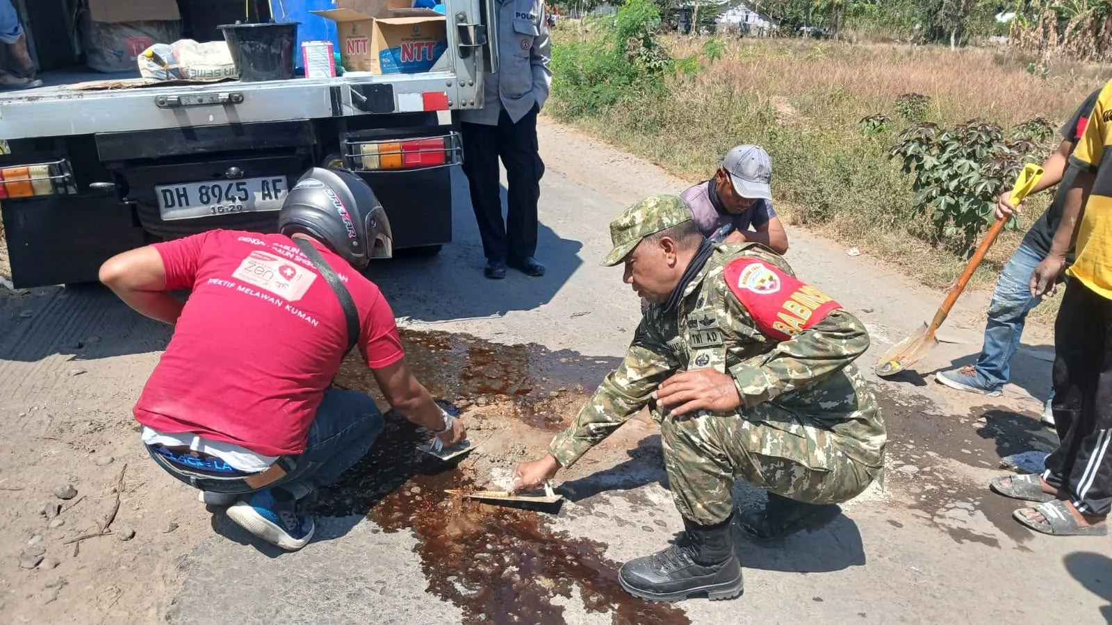 Peduli Keselamatan Warga, Babinsa Koramil 1603-04/Kewapante Gotong Royong Perbaiki Jalan Rusak