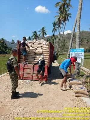 Babinsa Kelurahan Sampir Dampingi Penyaluran Bibit Padi kepada Kelompok Tani