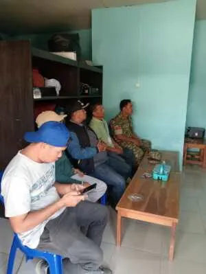 Babinsa Bersama Bhabinkamtibmas Pastikan Pendaftaran Calon Kades Mataiyang Berlangsung Tertib