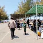 Babinsa dan Pecalang Bersinergi Kawal Melasti Ribuan Pemedek di Pantai Masceti