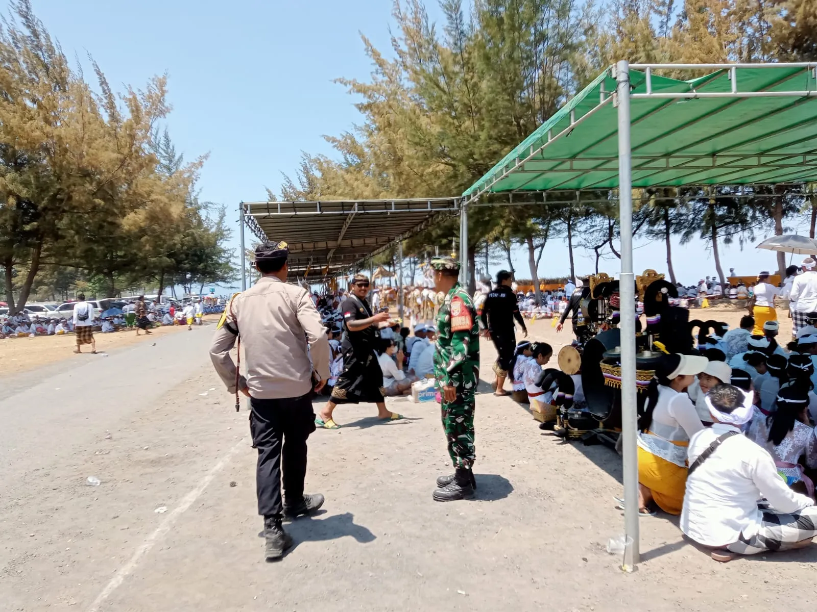Babinsa dan Pecalang Bersinergi Kawal Melasti Ribuan Pemedek di Pantai Masceti