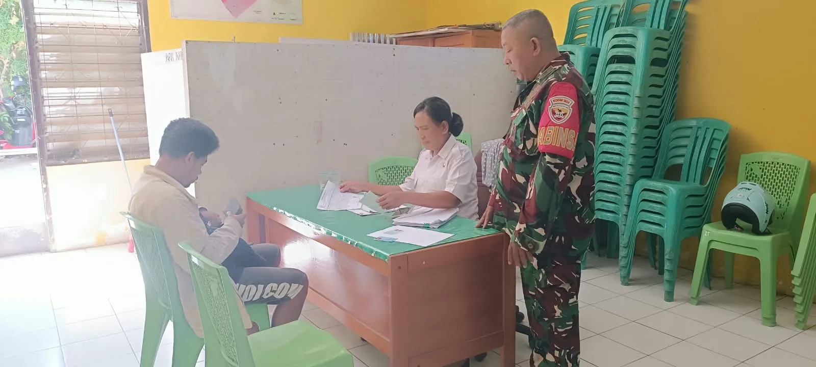 Babinsa Oebobo Kawal Penyaluran Beras Bantuan Warga