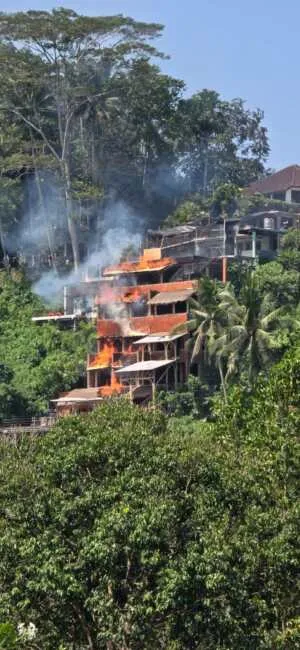 Babinsa Sayan Turun Langsung Tangani Kebakaran Proyek Bangunan di Banjar Kutuh
