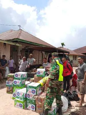 Ringankan Beban Warga Terdampak Bencana, Babinsa Macang Pacar Distribusikan Bantuan Korem 163/WS