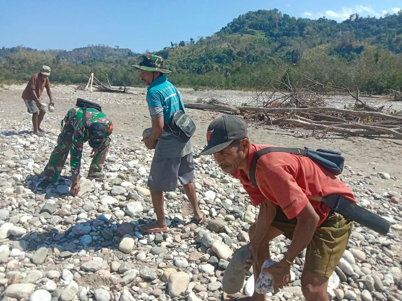Babinsa Manubelon Bersama Warga Dukung Pembangunan Jembatan Termanu