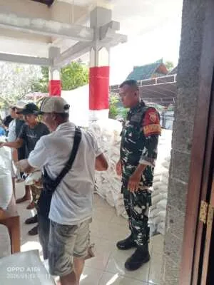 Aman dan Tertib, Babinsa Dauhwaru Hadir Kawal Distribusi Beras Bantuan Pemerintah
