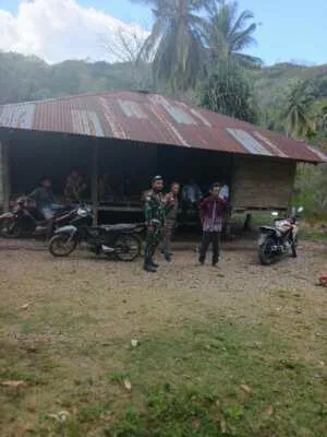 Jalin Kedekatan dengan Warga, Babinsa Koramil 02/Rindi Umalulu Laksanakan Komsos di Desa Wairara