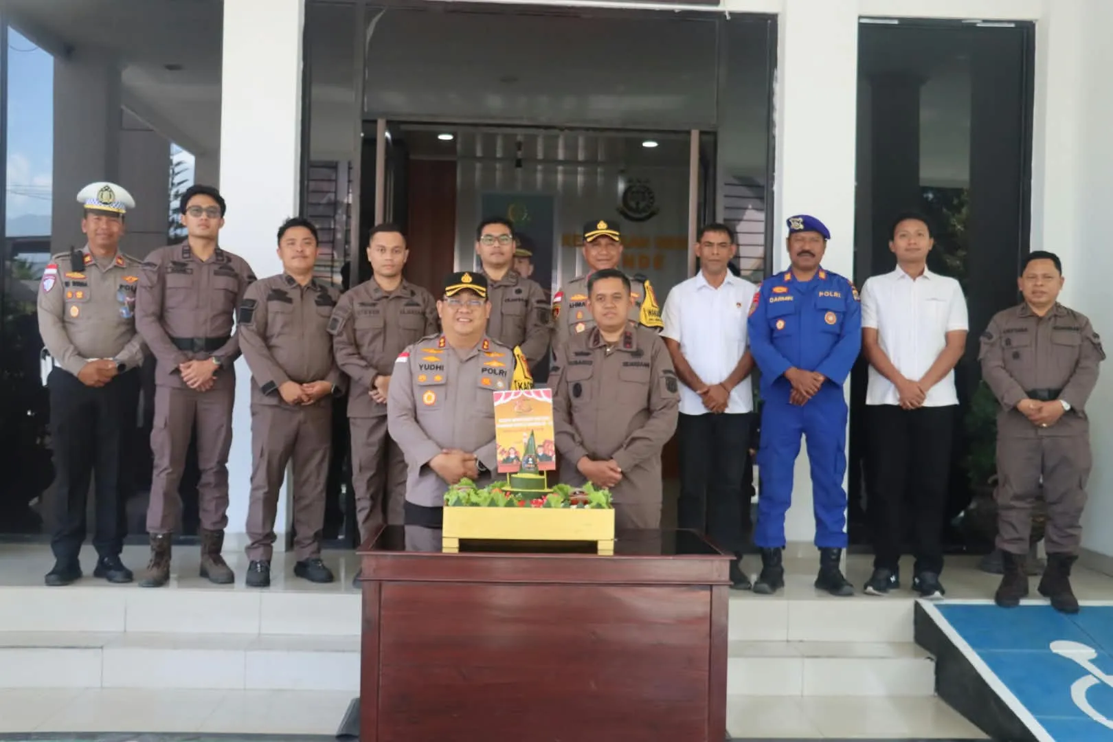 Mempererat Sinergitas Penegakan Hukum, Polres Ende Beri Kejutan Tumpeng pada Hari Lahir Kejaksaan RI ke-81