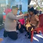 Aksi Nyata ​Kapolres Ende Polda NTT Bersama Bhayangkari Menyerahkan Bantuan Perlengkapan Sekolah dan Susu untuk Anak Sekolah