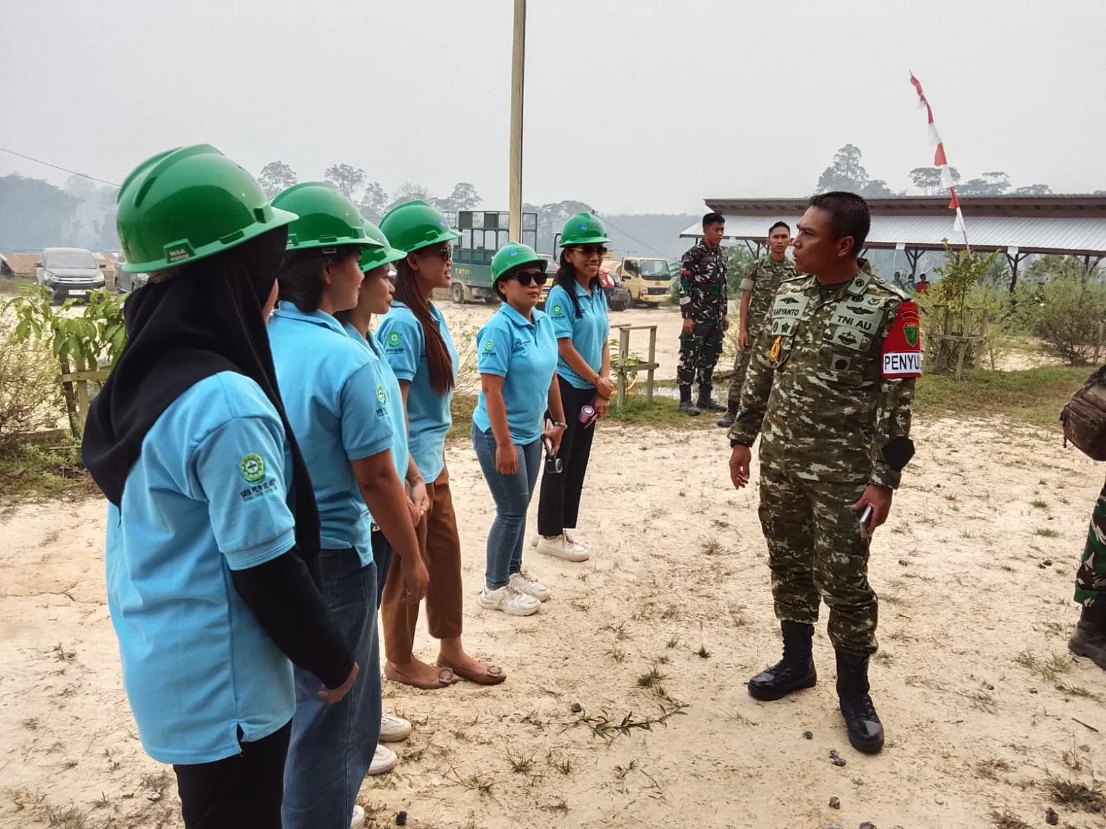 Pasis Sesko TNI Bangkitkan Semangat Srikandi PT Kalimantan Barito Persada Jadi Relawan Karhutla