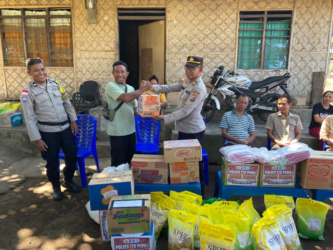 Polres Ende Polda NTT Terus Salurkan Bantuan Sosial Bagi Warga Pasca Gempa Bumi Flores