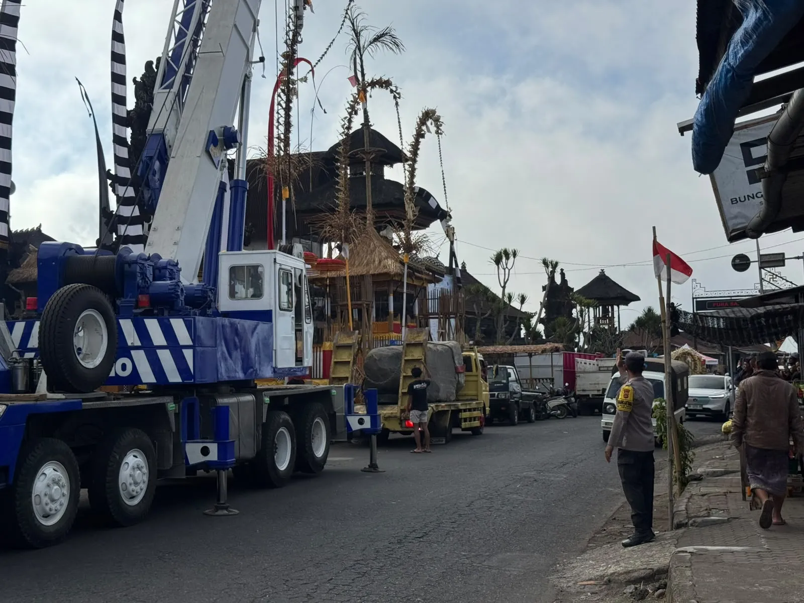 Kawal Karya Suci di Pura Tuluk Biyu, Bhabinkamtibmas Batur Tengah Hadir di Tengah Krama