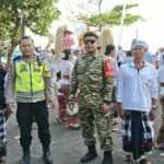 Sinergi Bhabinkamtibmas Desa Selemadeg Amankan Prosesi Upacara Melasti