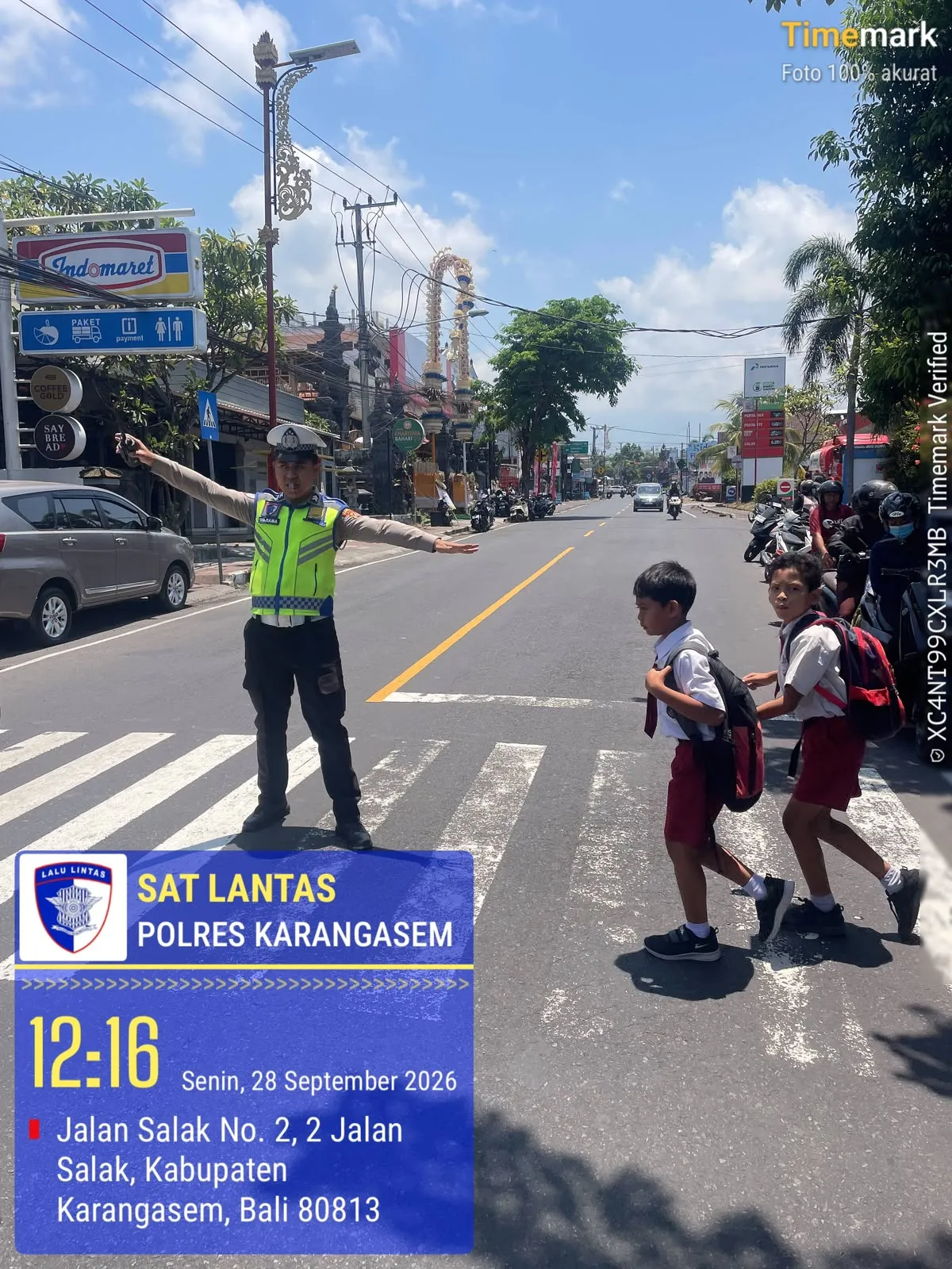 Polisi Sahabat Anak, Anggota Lantas Polres Karangasem Laksanakan Penyebrangan Pelajar SD Negeri 4 Subagan