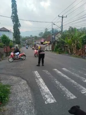 Aiptu I Wayan Subita Laksanakan Strong Point Pagi di Depan SMA Negeri 1 Sidemen