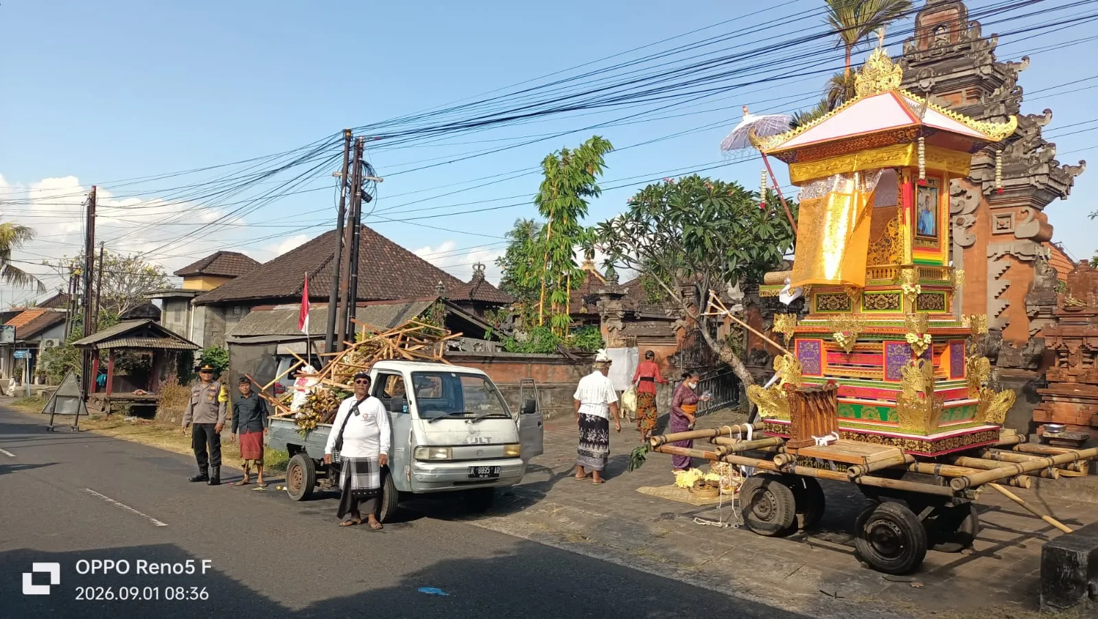 Bhabinkamtibmas Desa Batannyuh Polsek Marga Pengamanan Upacara Ngaben