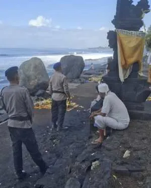 Jaga Keamanan Kegiatan Keagamaan, Sat Polairud Polres Gianyar Gelar Patroli Dialogis di Pantai Masceti