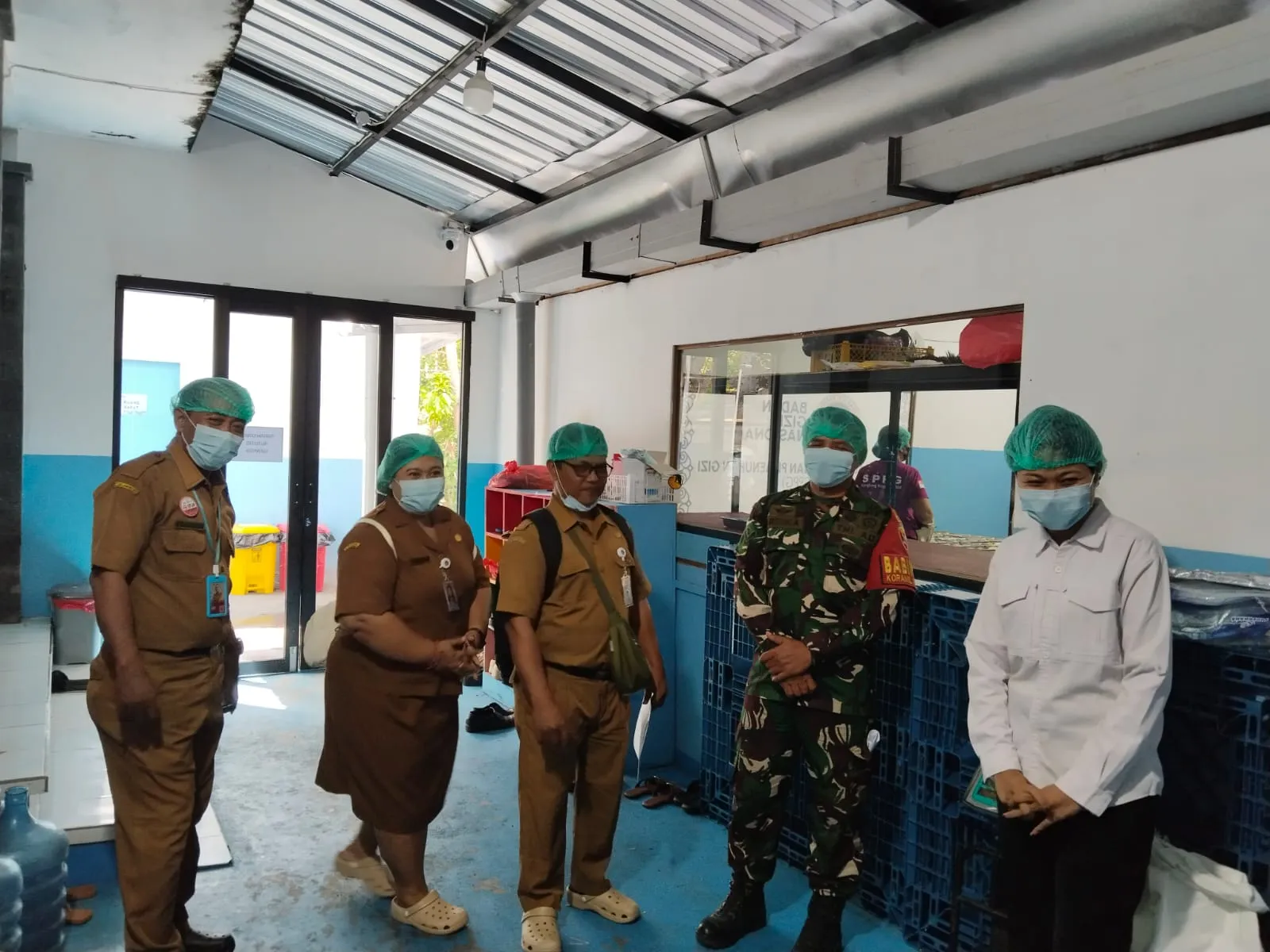 Sinergi TNI Dukung Program Strategis Pemerintah, Babinsa Selat dan Dinas Kesehatan Cek Kebersihan dan Kelayakan Dapur SPPG