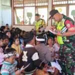 Dekat dengan Pelajar, Babinsa dan Bhabinkamtibmas Wanagiri Berikan Edukasi Kedisiplinan dan Alat Tulis
