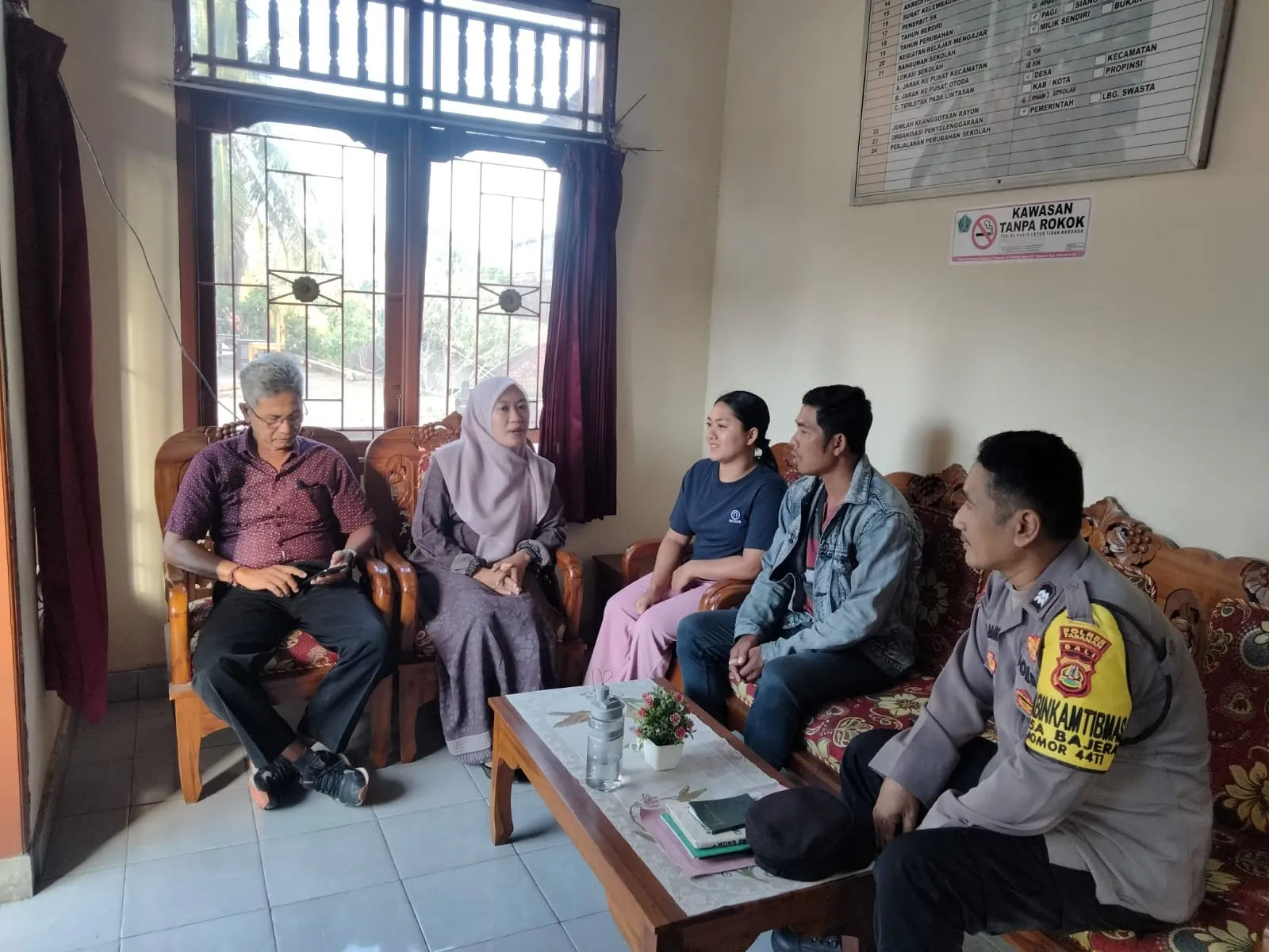 Cegah Bullying dan Hoax, Bhabinkamtibmas Desa Bajera Sambangi SDN 2 Bajera