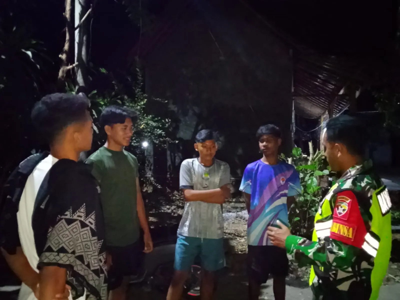 Babinsa Koramil 1608-01/Rasanae Aktifkan Patroli Malam dan Kongkow Bersama Warga