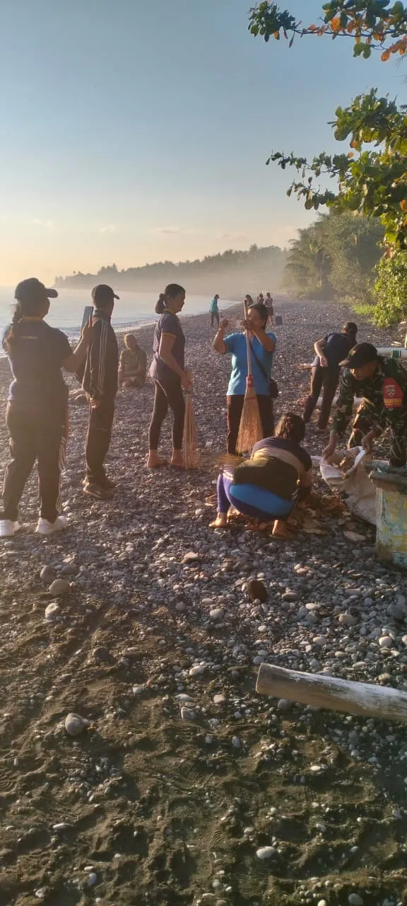 Bangkitkan Kembali Semangat Kebersamaan, Babinsa 1623-08/Kubu Ikuti Gotong Royong