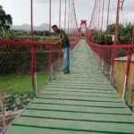 Pastikan Aman Dilewati, Babinsa Perketat Pengecekan Jembatan Gantung di Kota Bima