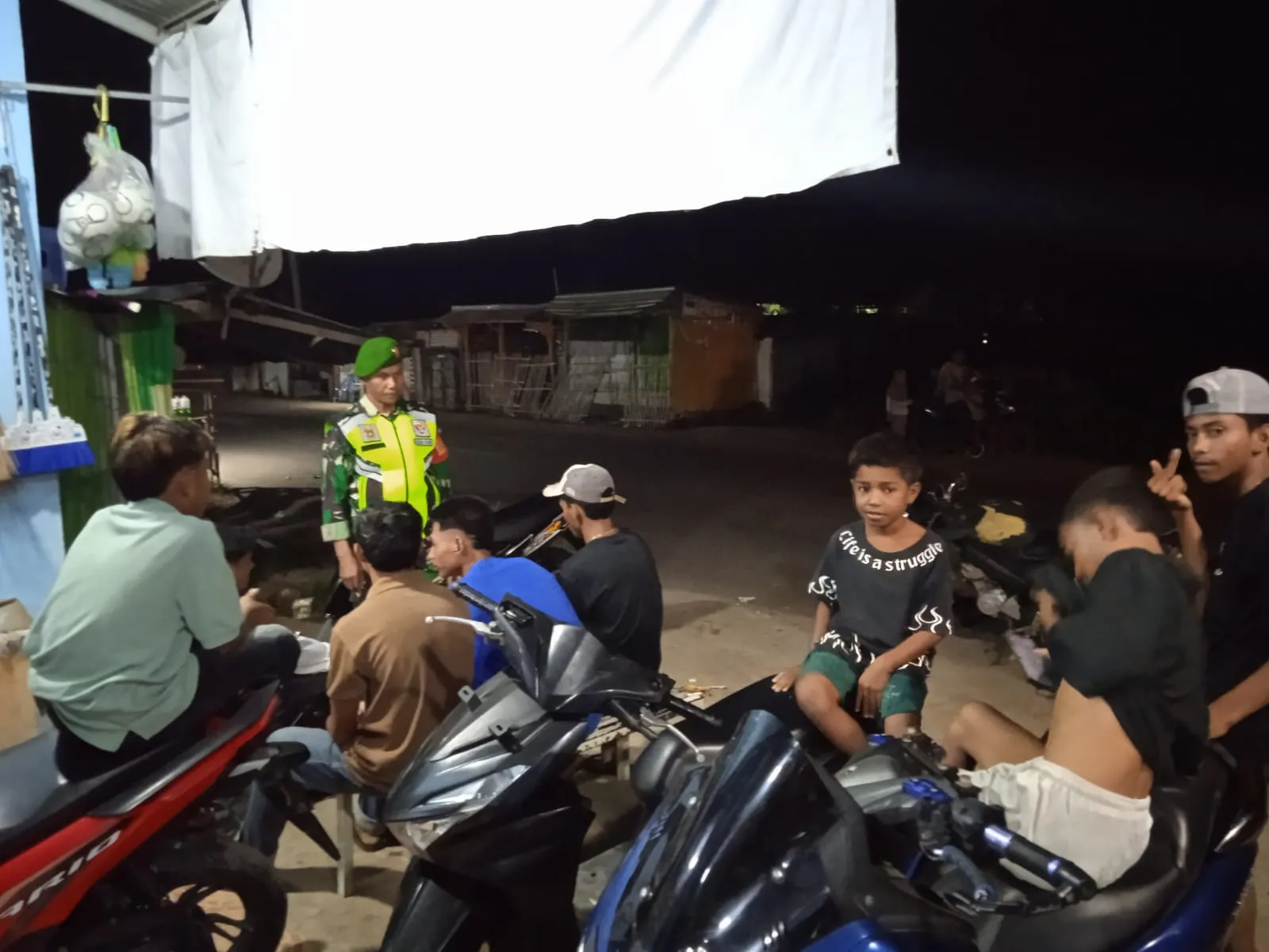 Kongkow Malam Babinsa Koramil Sape, Ajak Warga Waspada Narkoba dan Pencurian
