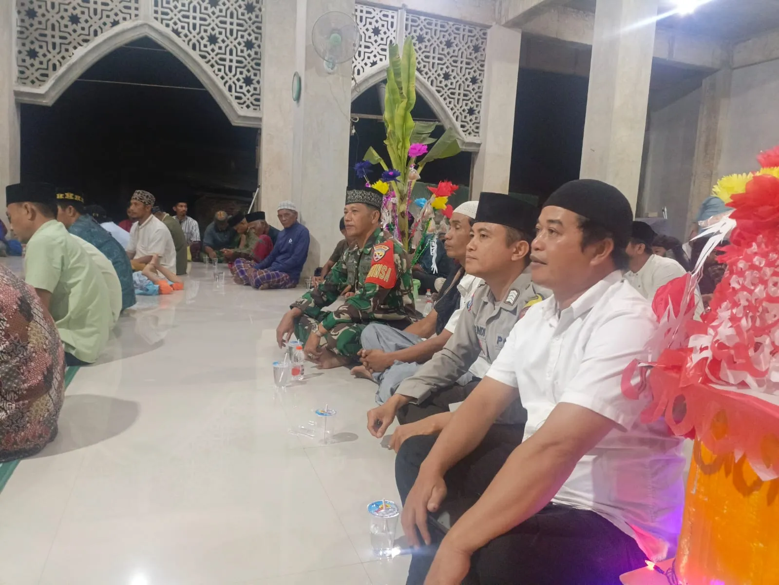Jalin Kedekatan dengan Masyarakat, Babinsa Bugis Hadiri Maulid Nabi di Masjid Nurul Gufran
