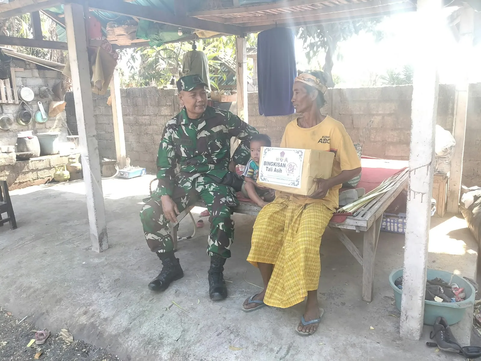 Dalam rangka HUT TNI ke 81, Anggota Kodim 1623/Karangasem bagikan tali asih paket sembako kepada Warga dalam rangka HUT TNI ke 81.