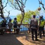Personel Satlantas Polres Karangasem Melaksanakan Kegiatan Pengamanan Dan Pengaturan Arus Lalu Lintas di Kawasan Obyek Wisata Pantai Virgin