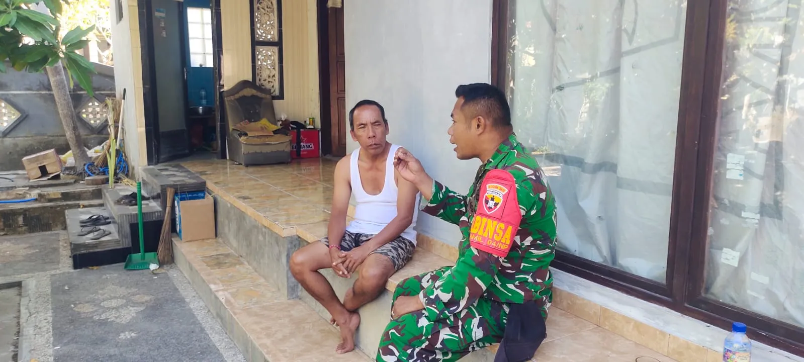 Babinsa Kutampi Gelar Anjangsana dan Komsos Bersama Kadus Bayuh
