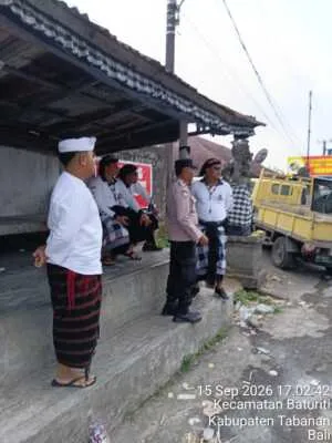 Polres Tabanan – Polsek Baturiti, Rabu (16/9/2026),  melalui Bhabinkamtibmas Desa Baturiti AIPDA I Wayan Sueca melaksanakan pengamanan rangkaian kegiatan Tapakan Ida Betara dari Pura Luhur Pucak Bukit Kembar Pacung yang melaksanakan prosesi mesucian di Pura Taman Biji Desa Adat Pacung. Kegiatan tersebut berlangsung pada Selasa, 15 September 2026, pukul 15.00 hingga 18.00 Wita, dengan Bhabinkamtibmas bersinergi bersama Pecalang Desa Adat Pacung untuk memastikan rangkaian kegiatan berjalan aman dan tertib.  Prosesi mesucian merupakan bagian dari rangkaian puja wali alit di Pura Luhur Pucak Bukit Kembar Pacung. Sebelumnya, Tapakan Ida Betara saking Pura Luhur Pucak Bukit Kembar Pacung telah metanggi dan ngelantur menuju Pura Taman Biji untuk melaksanakan mesucian. Selama prosesi berlangsung, Bhabinkamtibmas bersama pecalang melakukan pengaturan serta pengamanan guna memperlancar kegiatan dan menjaga kelancaran arus lalu lintas di sekitar jalur yang dilalui.  Seizin Kapolres Tabanan AKBP I Putu Bayu Pati, S.I.K., M.H. – Melalui Kapolsek Baturiti Kompol Nyoman Darsana, S.H., Bhabinkamtibmas juga menyampaikan imbauan kepada Jero Bendesa Adat Pacung dan prajuru pemaksan, khususnya Kelihan Pemaksan, agar seluruh pemedek tetap menggunakan jalur setengah badan jalan saat mengikuti prosesi mesucian. Pengaturan tersebut dilakukan sebagai langkah untuk menjaga keamanan sekaligus memberikan ruang bagi pengguna jalan lainnya sehingga arus lalu lintas tetap lancar.  Rangkaian kegiatan selanjutnya dijadwalkan berlanjut dengan puja wali di Pura Luhur Pucak Bukit Kembar Pacung hingga prosesi mesineb. Kehadiran Bhabinkamtibmas bersama Pecalang Desa Adat Pacung diharapkan dapat terus mendukung kelancaran rangkaian kegiatan keagamaan sekaligus menjaga situasi kamtibmas tetap aman, tertib dan kondusif di wilayah Desa Adat Pacung.  *Humas Polsek Baturiti*