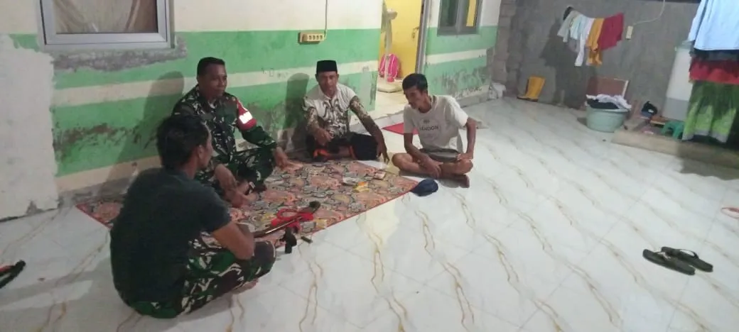 Babinsa Koramil 1614-03/Hu’u Kodim 1614/Dompu Ronda Malam Bersama Warga di Desa Daha