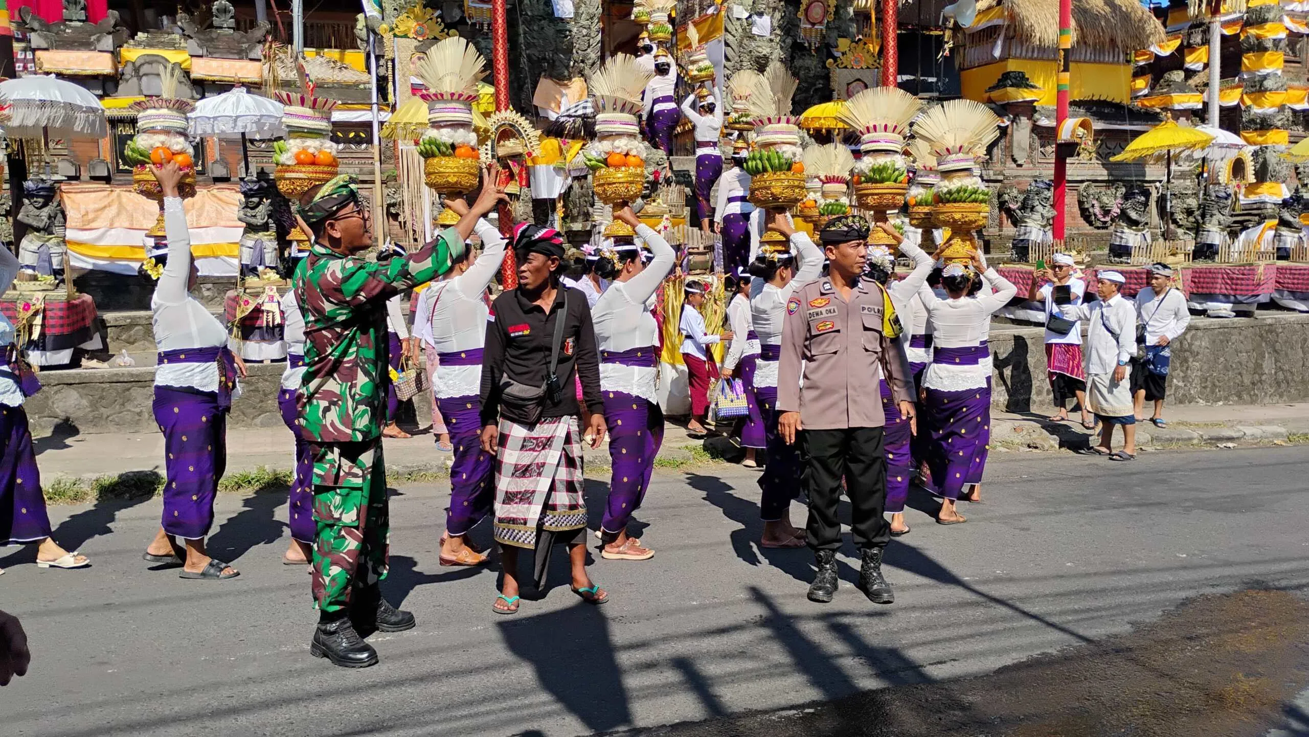 Sinergi TNI-Polri dan Pecalang Amankan Upacara Mepeed di Desa Adat Sidan
