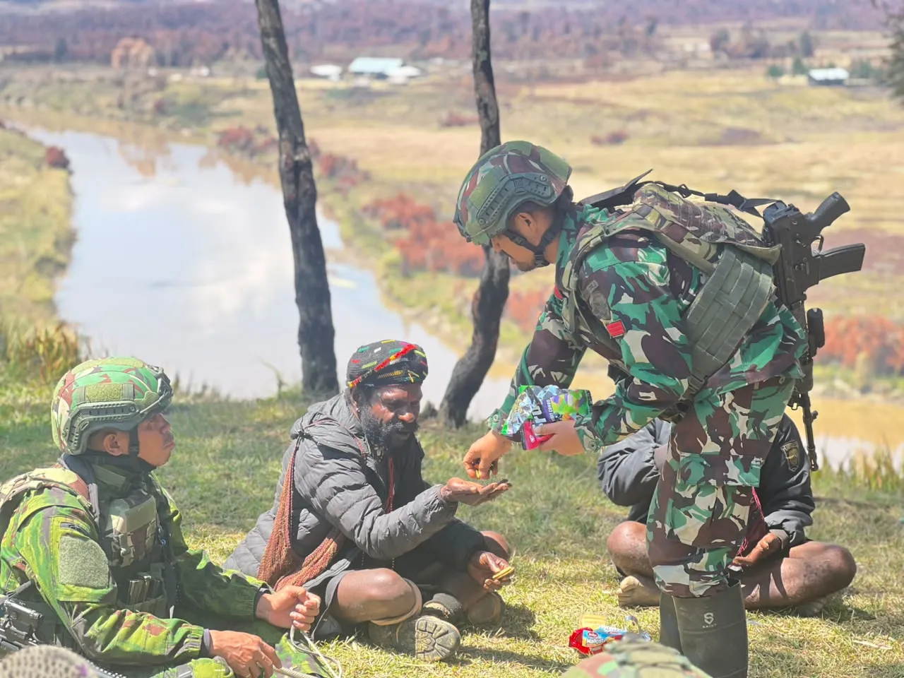 Hadirkan Rasa Aman, Satgas Yonif 742/SWY Rangkul Warga Tumbubur di Masa Sulit