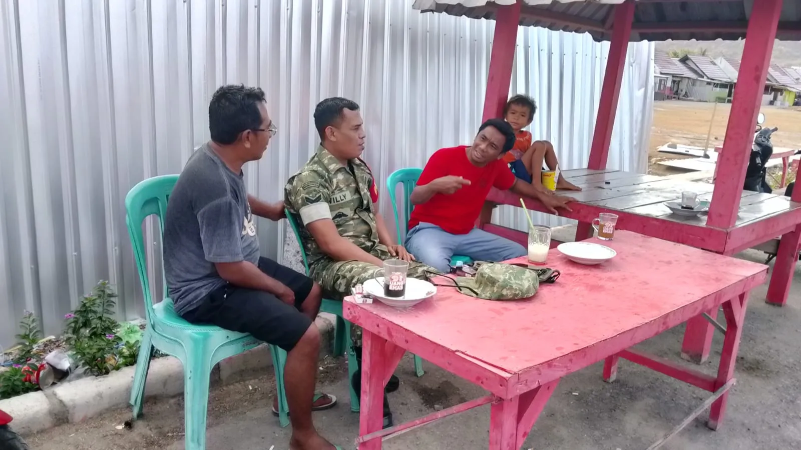 Wujudkan Wilayah Binaan yang Kondusif, Babinsa Poto Tano Rutin Laksanakan Monitoring